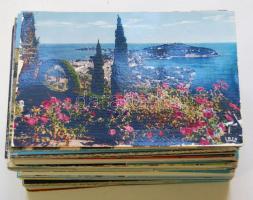 kb. 200 db színes, modern városképes lap