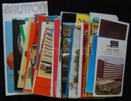 77 db (fele fele külföldi és magyar) utazási prospektus és 6 térkép a 70-es évektől