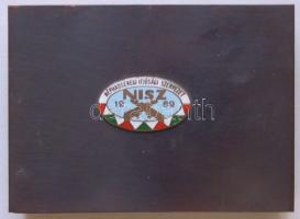 1989. NISZ-Néphadsereg Ifjúsági Szervezet zománcozott fém és fa doboz