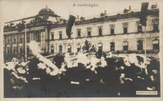 Budapest IV. Károly megkoronázása, a kardvágás