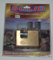 Solid (szilárd/tartós) márkájú lakat eredeti dobozában, a csomagoláson a 2001-es terrortámadásokban lerombolt ikertornyok képével. Bontatlan.