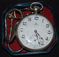 Működőképes Omega márkájú zsebóra porcelán számlappal (sérült) és óralánccal dobozban