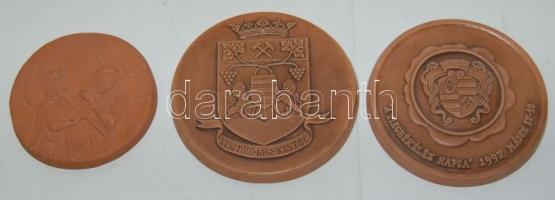 3 db kerámia plakett: "Históriás napok `96 Sárvár", "A megbékélés napja 1997 Dorog", Kesztölc