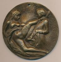 Erotikus jelenetet ábrázoló réz plakett d:7,5cm