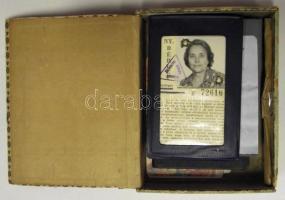 Kis igazolvány tétel fa szivarkás dobozban: katonai, gépkezelői igazolvány, bérletek, 2 db keményhát...