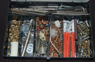 Hatalmas barkács tétel: fúrószárak, imbuszkulcsok, foglalatok, kapcsolók, csavarok, tiplik, menetvág...