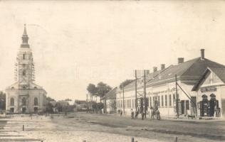 Komád épülő templom és Léb Dezső kereskedése