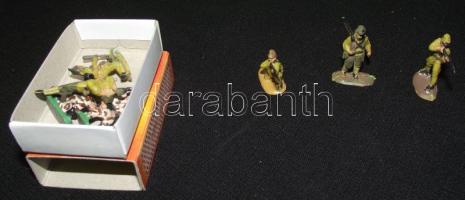 7 db klf miniatűr ólom- és műanyag katona