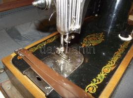Régi szovjet gyártmányú üzemképes elektromos táska varrógép