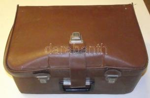 Régi szovjet gyártmányú üzemképes elektromos táska varrógép