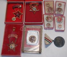 9db szocialista kitüntetés, közte "Szocialista Brigád" (5x) eredeti plasztiktokban + "Kiváló Dolgozó" kitüntetés eredeti dísztokban (3x) + 1db sport díjérem T:vegyes