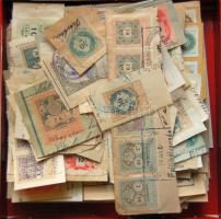 Több mint 600 db magyar illetékbélyeg, döntően kivágásokon, bonbonos dobozban