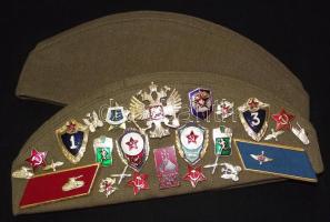 2 db szovjet katonai sapka, egyiken 24 db fegyvernemi, sport és egyéb jelvénnyel / Soviet miliitary hats