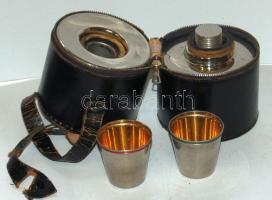 Kétrészes rozsdamentes italos flaska bőr tokban, 2 pohárral