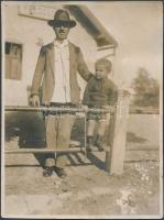 cca. 1900 Felsőgöd vasútállomáson készült családi fotó