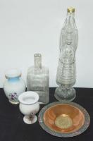 Kis bolhapiac tétel: 2 db kerámia váza, 2 db díszüveg és egy címeres vörösréz tányér