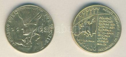 Csehszlovákia ~1970. "Janosikov Dukat - Pre Stastie / 1713" fém emlékmedál (Körmöcbányai veret) T:1- + 2004. Európai Unióhoz való csatlakozás "1Sk" emlékérem T:1-