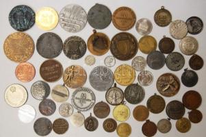 76db-ból álló magyar és külföldi emlékérem, sport-és díjérem és kitüntetés tétel aktatáskában, köztü...