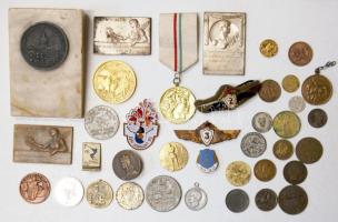 76db-ból álló magyar és külföldi emlékérem, sport-és díjérem és kitüntetés tétel aktatáskában, köztü...