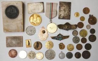 76db-ból álló magyar és külföldi emlékérem, sport-és díjérem és kitüntetés tétel aktatáskában, köztü...