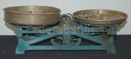 Régi karos mérleg réz tányérokkal és súlykészlettel