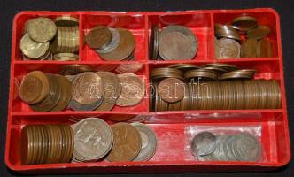 Nagy Britannia kis ezüst-és fémpénz gyűjtemény, összesen 230db, közte farthing, 3p, 6p, 1/2P, 1P T:vegye/ Great Britain small collection of silver and non silver coins, farthing, 3 pence, 6 pence, 1/2 penny, 1 penny all 230 pieces C:mixed