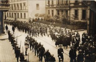 1921 Felső-Szilézia, Francia katona temetése, népszavazás előtti terrorista bombázás áldozata / 1921 Upper Silesia, Funeral of a French soldier; victim of a terrorist bombing before the plebiscite - 6 db régi fotó képeslap / 6 old photo postcards