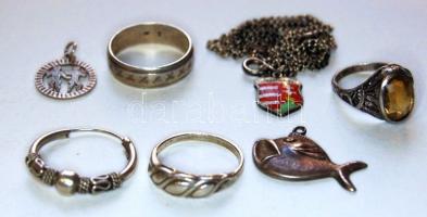 7 darabos ezüst (Ag) tétel: medálok, gyűrűk, fél pár fülbevaló össz.:16,54gr