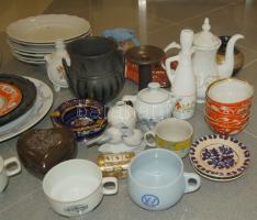 Nagy ládányi vegyes porcelán tétel, jobb darabokkal / Mixed chinaware lot