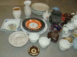 Nagy ládányi vegyes porcelán tétel, jobb darabokkal / Mixed chinaware lot