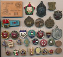 30db-ból álló jelvény és kitűző tétel, szocialista kitűzők, sportérmek, iskolajelvény, közte zománcozott darabok is T:vegyes