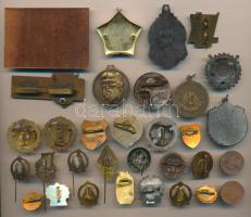 30db-ból álló jelvény és kitűző tétel, szocialista kitűzők, sportérmek, iskolajelvény, közte zománco...