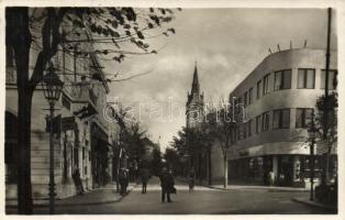 Komárom Nádor street with the shop of Sándor Spitzer, vissza So.Stpl