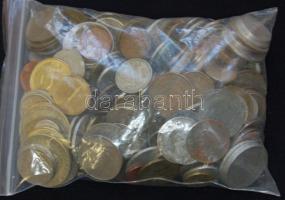 Vegyes magyar és külföldi fémpénz tétel jobbakkal 1kg súlyban T: vegyes / Mixed Hungarian and world coins with good ones, 1kg C:mixed