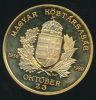 1989. "1956-1989 Magyar Köztársaság Emlékérem" aranyozott nagyméretű piefort emlékérem T:B...