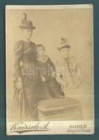 cca 1890 Érdekes női viseletet bemutató fotó Knirsch Antal műterméből / Vintage photo 11x16 cm