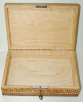 Faragott lakkozott fa ékszeres doboz zárral, kulccsal / Wooden box with lock 24x17x7 cm