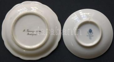 Szász Endre által tervezett Hollóházi jelzett (d:8cm) és egy kézzel festett jelzés nélküli porcelán ...