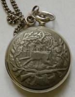 Vadászjelenetet ábrázoló modern mechanikus zsebóra lánccal / Modern hunting pocket watch