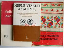 3db hímzéssel, népviselettel foglalkozó könyv: Keresztszemes minták, A turai hímzések motívumvilága, Folklór archívum