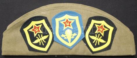 Orosz katonai sapka 26db fegyvernemi, sport és egyéb katonai jelvénnyel és 3db szovjet fegyvernemi k...