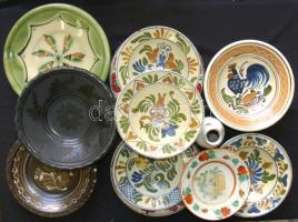 11db Korondi és Karcagi festett kerámia tányér + Velencei porcelán emléktálka + Hollóházi jelzett kis váza