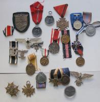 Vegyes ókori kínai bronzpénzek, több díszlapon vagy karikára fűzve dobozban, garancia nélkül! T:vegy...