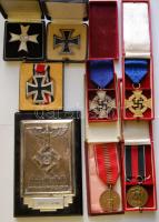 Vegyes ókori kínai bronzpénzek, több díszlapon vagy karikára fűzve dobozban, garancia nélkül! T:vegy...