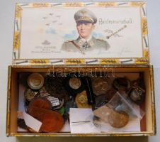 Vegyes ókori kínai bronzpénzek, több díszlapon vagy karikára fűzve dobozban, garancia nélkül! T:vegy...