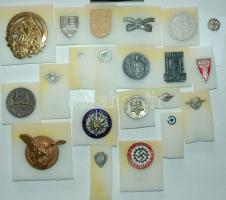 Vegyes ókori kínai bronzpénzek, több díszlapon vagy karikára fűzve dobozban, garancia nélkül! T:vegy...