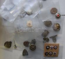 Vegyes ókori kínai bronzpénzek, több díszlapon vagy karikára fűzve dobozban, garancia nélkül! T:vegy...