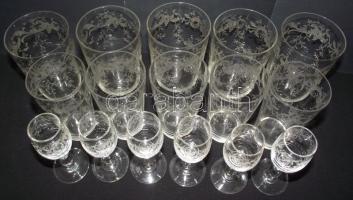 19 darabos metszett likőrös készlet: kancsó, üveg, poharak