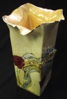 Segesdi Bori által készített egyedi készítésű kézzel festett és aranyozott porcelán váza, a karimájá...
