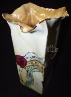 Segesdi Bori által készített egyedi készítésű kézzel festett és aranyozott porcelán váza, a karimájá...